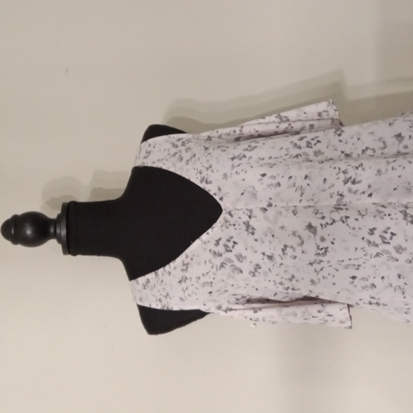 14th & Union Light Grey Cold Shoulder Short Sleeve Blouse Women's Medium - Picture 3 of 4